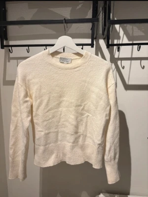 Stickad Tröja &Other Stories - Vit stickad tröja från &Other Stories Fint skick, knappt använd Stl XS men skulle säga att den är XXS, den är inte så lång, avslutas vid höften