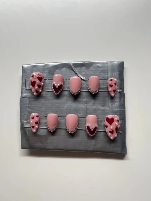 Press on nails || Size XS || Miss Valentine - Söta alla hjärtans dag naglar, storlek XS och helt hemma gjorda, hur man mäter finns på sista bilden. Det du får med dig : * Fil och manikyr pinne * nagellim klistermärken * 2 lappar av rengöring för naglar.