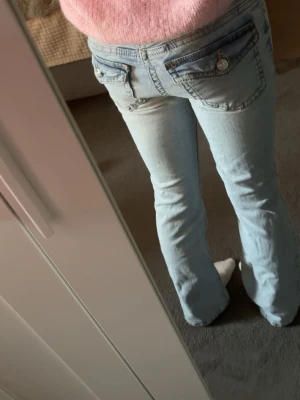 Ljusblå bootcut jeans med låg midja - säljer ett par ljusblåa bootcut lågmidade jeans från gina tricot i storlek 34.💕