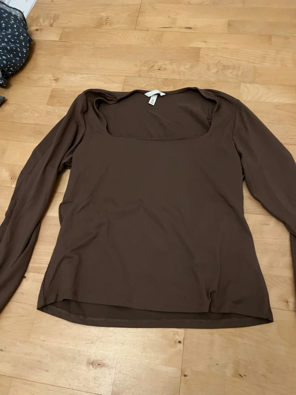 Brun långärmad topp med fyrkantig ringning - 1