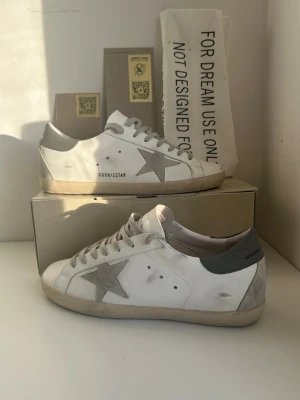 Golden Goose - | Säljer ett par snygga Golden Goose skor | skorna är i mycket bra skick | storleken är 43 men passar även 42 | priset kan diskuteras!!!!| kvitto finns!!