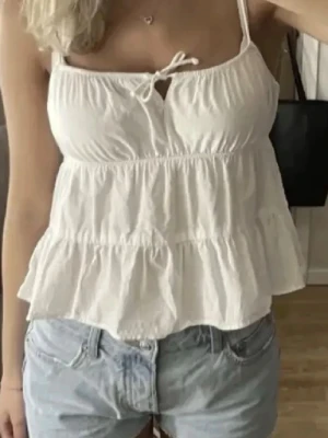 vit topp - söt topp med justerbara knytband i nyskick! 🤍