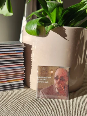 Kylskåpsmagnet med rolig Solsidan tema - A perfect gift for someone who likes Solsidan, Ove or just wants to make their fridge cool again. Available in size 50x50mm. All magnets are designed and handmade by me.  Materials used are a mix of new and second hand. Shopify: magnet-man-2.myshopify.com Insta: magnet.man_  /Magnet man