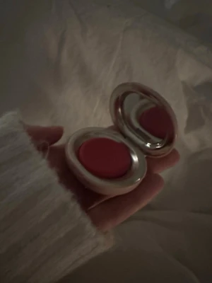 Rare beauty Krämrouge i nearly rose - Säljer en krämrouge från Rare Beauty i en snygg rosa nyans då den ej kommer till användning, har använt ca 1-2 ggr