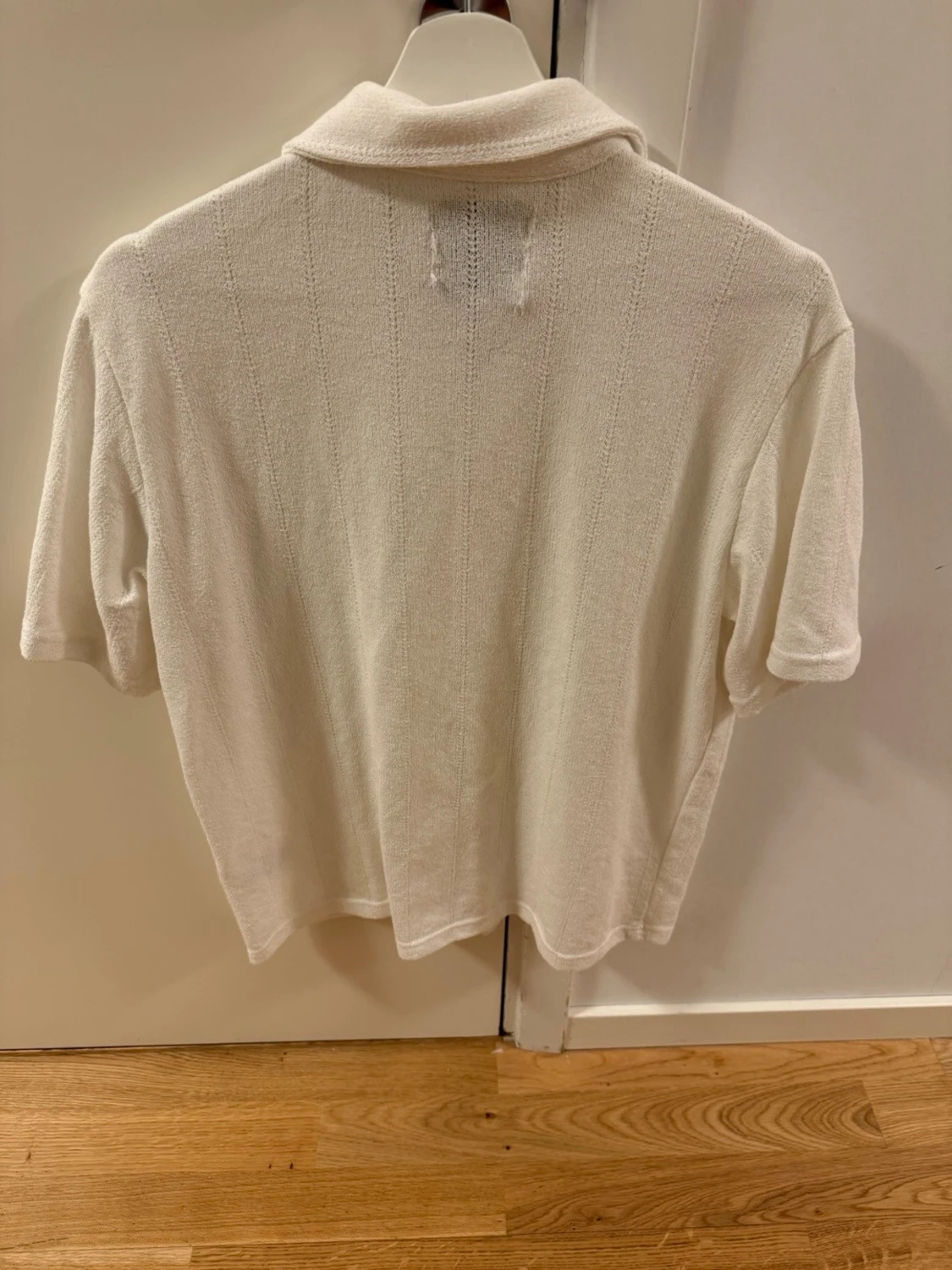 Vit kortärmad skjorta med knappar - 1