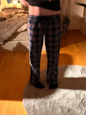 Mysiga pjamas byxor från Gina tricot💕 - Säljer dessa mjuka och mysiga lågmidjade pjamas byxor från Gina. De är aldrig använda och har därför inga tecken på användning. De är i stolek 152 men passar mig som är 155. Skriv vid frågor om de eller om priset !💕
