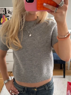 Stickad Zara T-shirt - Stickad T-shirt från Zara i superfint skick💓