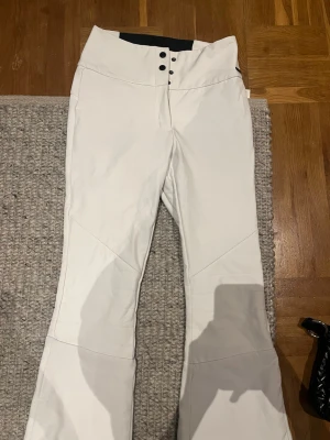 Vita termobyxor  - Vita termobyxor med bootcut. Säljer dessa jättefina vita termobyxorna då de tyvärr inte längre passar mig. Eftersom de är vita kan de ha små fläckar men ingen fläck man lägger märke till eller tänker på.