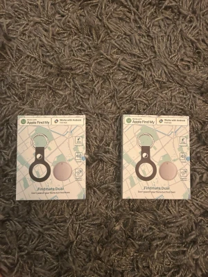 Findmate Dual item tracker - Smidig och smart item tracker från Findmate som funkar med både Apple Find My och Android Find Hub. Paketet innehåller två trackers i rund form, en svart och en ljusrosa, perfekta för att hålla koll på nycklar eller andra viktiga saker. Helt nya, oöppnade.
