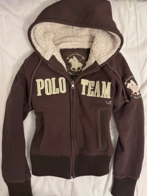 polo team sherpa zip up hoodie - perfekt fodrad luvtröja mycket bra kvalité och skick passar 36/38 bekväm passform 💕 
