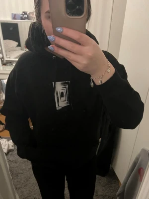 Svart mjukissett - Säljer ett svart mjukissett som är Louis Tomlinson merch! Fint skick, storlek S på båda delarna och de är från 2021. Pris är diskuterbart💕.