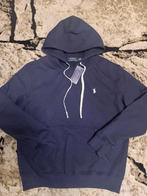 Raulph Lauren Hoodie  🦕 - Väldigt eftersökt av många och stilig och tjockt material, först till kvarn!