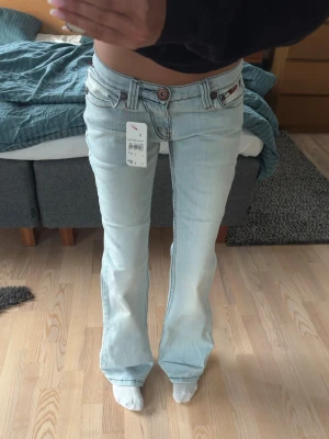 Ljusblå bootcut jeans från Diesel - UR snygga UNIKA  😫🤩 ljusblå bootcut jeans från Diesel med låg midja. 🪽Jeansen har en snygg tvätt och detaljerade sömmar. Perfekta för dig som gillar vintage och vill ha ett par jeans som sticker ut. 💫Sitter perfekt och har ett kraftigare jeans material 🥹 stl S