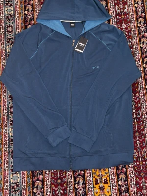 Hugo Boss kofta - Säljer en helt oanvänd hugo boss kofta med prislapp på.
