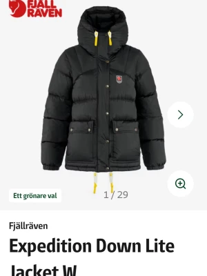 Svart dunjacka Fjällräven  - Säljer denna snygga svarta fjällräven nypris runt 7000, knappt använd men säljer för 3500, kontakta inte ni köper för är inte helt 100 jag vill sälja 