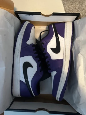 Air Jordan 1 Low Court Purple -  Air Jordan 1 Low Court Purple sneakers, använda en gång
