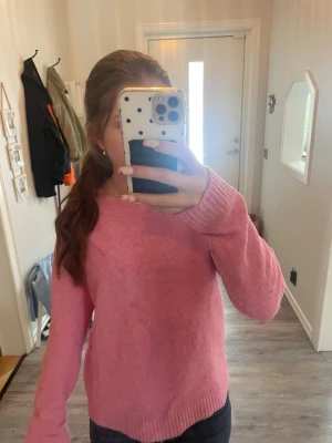 Rosa stickad tröja med rund hals - Mysig rosa stickad tröja med rund halsringning och långa ärmar. Jätte bra skick och säljer tröjan för att den inte kommer till användning!💝