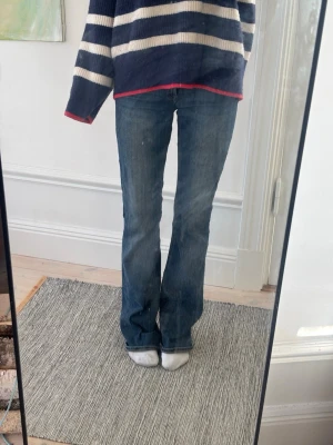 Snygga lågmidjade blåa bootcut jeans - Säljer ett par supersnygga blå bootcutjeans💙 Från Lindex💙