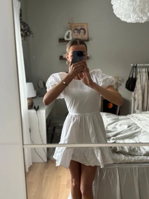 Student/ konfirmationsklänning - Vit klänning perfekt till antingen studenten eller konfirmationen! Klänningen har lite puffärmar och är öppen i ryggen med två knyten (se näst sista bild) 🎀 Endast använd 1 gång💞  Skriv privat vid frågor eller önskemål om fler bilder 🩷