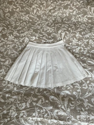 Vit kjol - xs  - Säljer en vit kort kjol från new yorker i storlek XS. Aldrig använd! Kjolen har dragkedja och knapp på sidan. Skriv vid intresse :) 