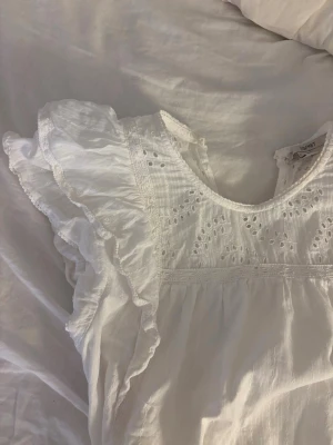 Vit blus - Vit volangblus från esprit🥰