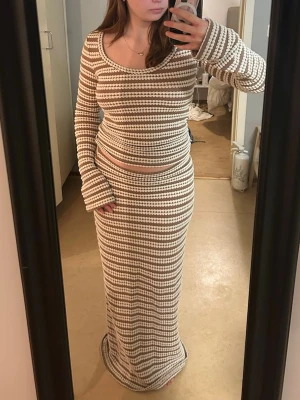 Nelly stickat set 🤎 topp + lång kjol - Stickat tvådelat set från Nelly 🤎 Långärmad topp + lång tight kjol Stretchigt och mjukt material, sitter sjukt fint på  Använt få gånger – mycket bra skick Storlek S  Perfekt cozy outfit till höst/vinter ✨ Kan skickas eller mötas upp 