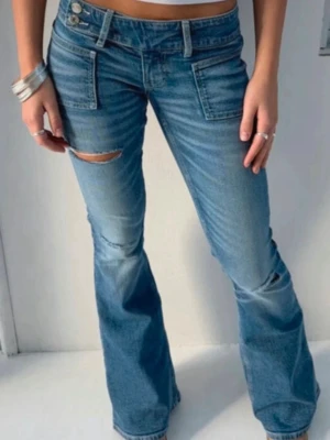Låga blå bootcut jeans med slitningar  - Gina 14+ aldrig använda då de var för korta. Är 170. Storlek M short. innerbenslängd 80cm