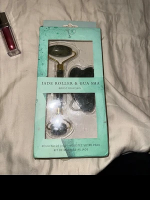 Ansikts roller  - Snyggt vinrött läppglans i genomskinlig tub med stilrent silverfärgat lock. Perfekt för dig som vill ha en djupare färg på läpparna och ett glansigt resultat. Smidig att ta med i väskan och enkel att applicera.