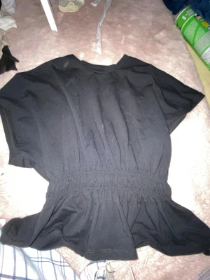 Svart topp med smockad midja - andvönd två gånger mycket bra skick  dm mig om du vill se hur den sitter på