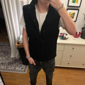 Manchester väst - Säljer denna snygga Manchester väst som liknar stenströms.Köpte västen för någon månad sedan men inte använt den mer är runt 3 gånger så nyskick. Fraktas inom 24 timmar. 