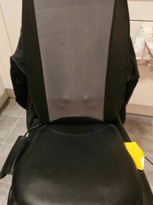 massagedyna med fjärrkontroll (oanvänt)  -  Helt nytt Aldrig använt perfekt för rygg och säte. Medföljande fjärrkontroll har flera inställningar för styrka och zoner (övre, nedre, hel rygg). Enkel att använda hemma eller på kontoret ny pris 950
