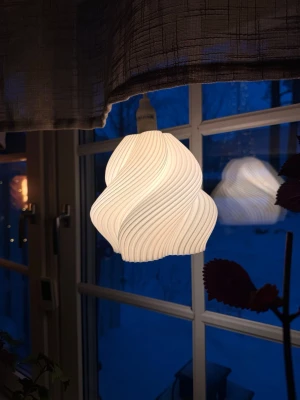 Vit swirlad lampskärm i plast 2st - Säljer en unik vit lampskärm med swirlad, vågig design som ger ett modernt och coolt intryck. Tillverkad i plast och passar perfekt för dig som vill ha en statement-detalj i rummet. Enkel att hänga upp och funkar till de flesta lampupphäng med en E14 sockel. Säljer endast lampskärmarna! 16cm hög
