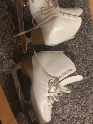 Edea motivoset skridskor  - Säljer ett par vita konståkningsskridskor med helt ny snörning. Skridskorna är använda, men går fortfarande att åka i. Jag säljer dem eftersom att jag ska köpa ett par nya. Det finns små spår på skridskorna att de är använda. Nya skridskor kostar 3195.  Mjuka & hårda skydd är även inkluderad💙