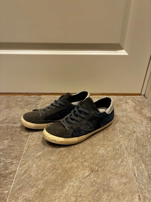 Philippe Model Skor - Säljer dessa Philippe model sneakers som inte kommer till användning längre. Hör av dig vid frågor! Mvh