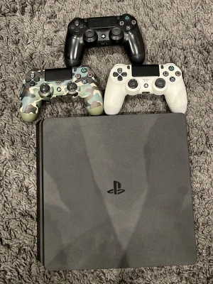 PlayStation 4 Slim med tre kontroller - Ett riktigt fint ps4 som ingår med 3 stycken handkontroller. Ps4at är anvdvänt relativt lite eftersom jag inte har haft något större behov av de eftersom jag har ett PC, så försöker bara bli mig av med det.      Skick 8/10