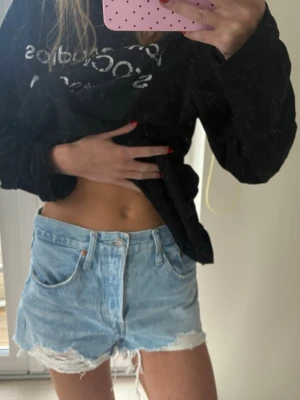 Ljusa Levis jeansshorts  - Säljer ett par ljusblå jeansshorts från Levi's!! Storlek w26