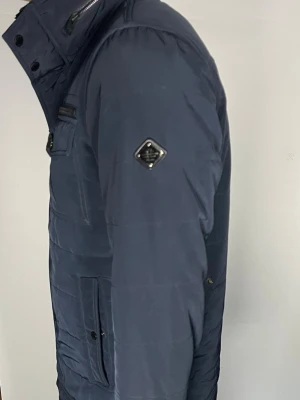 J.Lindeberg field jacket - Säljer en ritkigt snygg och trendig J.Lindeberg field jacket i fint skick, storlek M, vid frågor är det bara att skriva //Gramenti