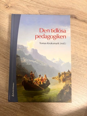 Den tidlösa pedagogiken - Kursbok på svenska med titeln 'Den tidlösa pedagogiken', redigerad av Tomas Kroksmark. Andra upplagan, utgiven 2011. Perfekt för dig som pluggar till lärare.