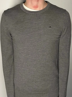 J.Lindeberg tröja - Säljer en ritkigt snygg och trendig J.Lindeberg tröja i fint skick, storlek M, vid frågor är det bara att skriva //Gramenti