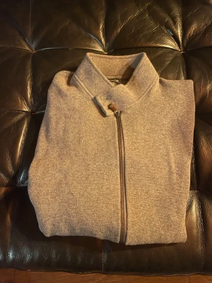 Fullzip från Massimo dutti - Snygg grå ziptröja från Massimo dutti med hel dragkedja framtill. Enkel och stilren design som funkar till det mesta. Om du har nån fråga är det bara att höra av dig/ Max