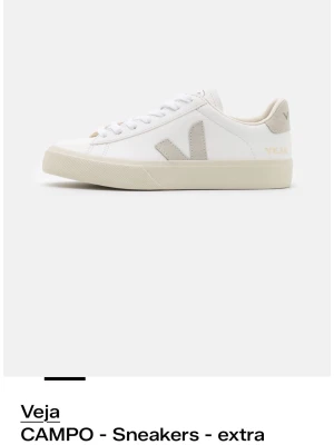 Veja Campo vita sneakers - Säljer ett par fräscha Veja Campo sneakers, strlk 38, är lite använda (be om bilder)☺️