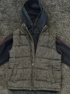 Stickad väst - Riktigt fet stickad fodrad väst, en av dom fetaste västarna som finns (enligt mig). Varm och bekväm. Slimfit skulle ja nog säga, sitter extremt bra. Storlek S. Brungrå typ, väldigt fet färg. Ett hål i fickan det är den enda defekten