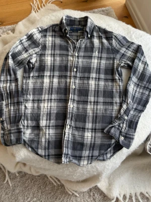 Flanell från Ralph Lauren - Tja, säljer denna riktigt feta flanell skjortan ifrån Ralph lauren. Skjortan är i storlek S men skulle säga den passar M också. Hör av dig om du är intresserad o tveka inte på att fråga🙌 (pris ej hugget i sten) 