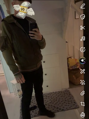 Grön Moncler vindjacka med huva - ANVÄND 2 VECKOR!!! Snygg grön vindjacka från Moncler med detaljer på axlar och ärmficka. Jackan har huva med röd, vit och blå rand, ribbade muddar och midja samt Moncler-logga på ärmen. Perfekt för dig som vill rocka en fet unik jacka nu till vår/sommar pris ej huggit i sten för snabb affär, 