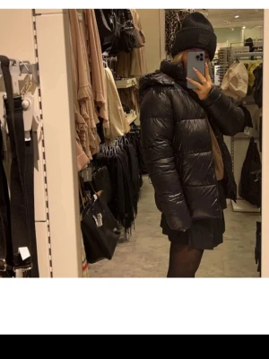 Svart pufferjacket! - Säljer min svarta pufferjacka, använts fåtal gånger och inga skador eller knappast nå tecken på användning. Väldigt bra att hålla värmen. Säljer den för 600 då jag köpte den för 800 (Ej min bild) 