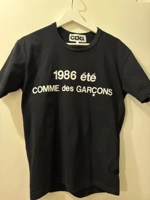 Comme des garçons CDG t shirt - Size M - Sparsamt använd och size L men passar som en M. Därav varför jag säljer 