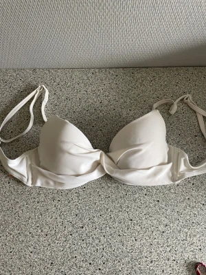 Vit push-up bikini  - Snygg vit push-up bikini med vadderade kupor och justerbara axelband.