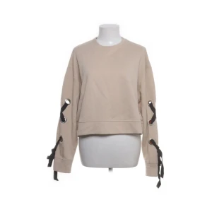 Unik Tröja/Topp med snörning Zara🩷 - Beige tröja från Zara snörning längs ärmarna som ger en skit cool look.🩷🩷Nytt skick inga defekter!