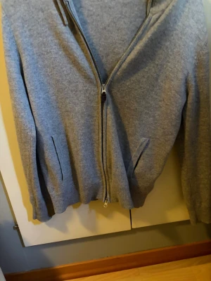 Grå kashmir hoddie - Khasmir hoddie från sayless. STRL XS