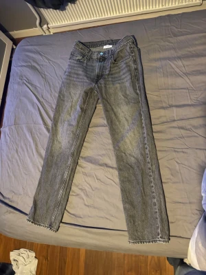 Grå raka jeans från Vaillent XS - Säljer ett par grå jeans från Vaillent i storlek XS. Jeansen har rak passform, klassisk femficksdesign och råa kanter vid bensluten för en trendig look. Tillverkade i slitstarkt denimtyg som passar perfekt till din vardagsstil. Knappt använda.🤩